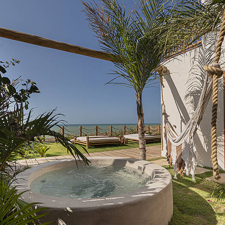 Whirlpool im Hotel Villa Mandi in Jericoacoara, Brasilien, umgeben von Pflanzen und natürlichem Design.