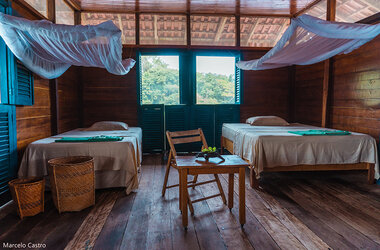 Rustikales Doppelzimmer mit zwei Betten, Moskitonetzen und Blick auf den Regenwald, Uakari Lodge, Amazonas.