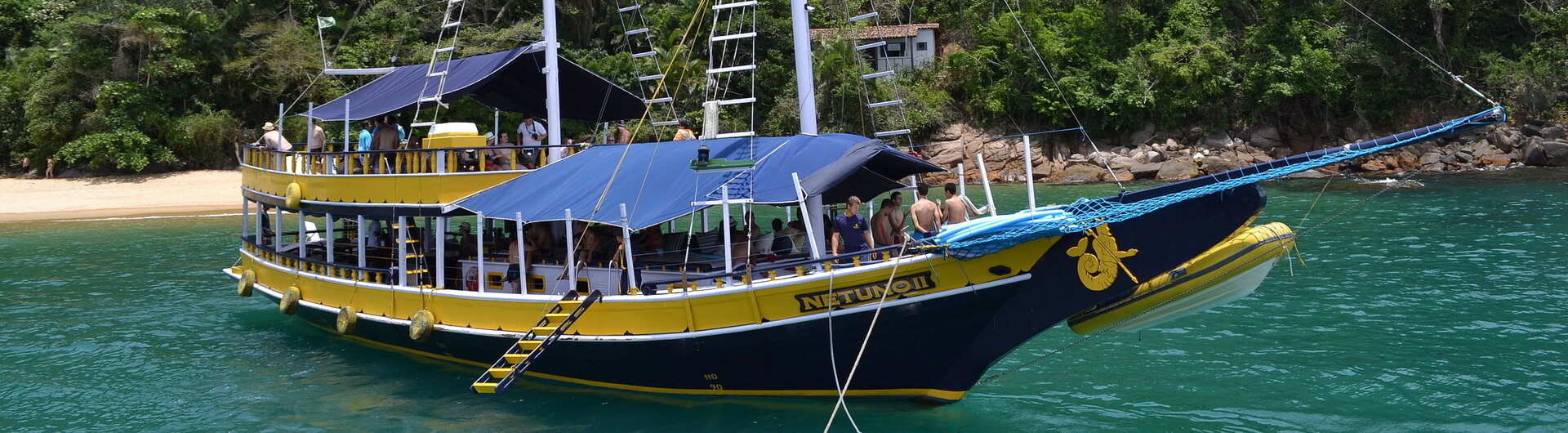 Traditionelles Segelschiff vor der Küste von Paraty, Brasilien.