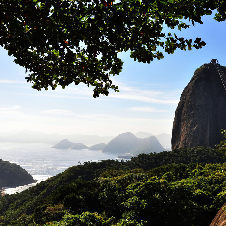 Der Zuckerhut (Pão de Açúcar) in Rio de Janeiro ist durch eine spektakuläre Seilbahn mit dem benachbarten Berg verbunden.