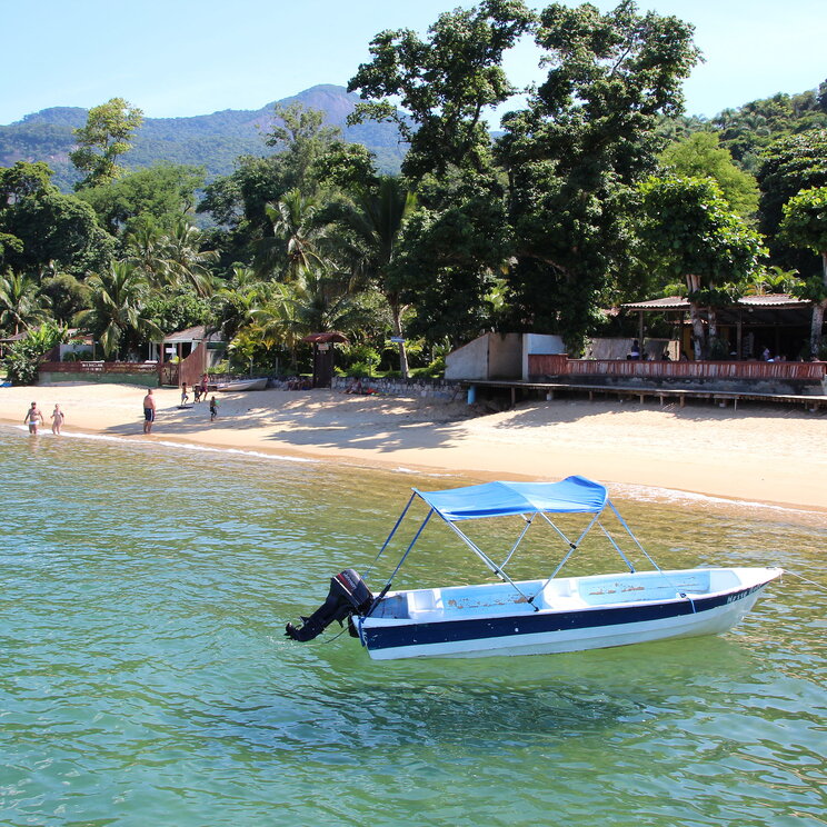 Kleines Boot, das ruhig im Wasser vor der Küste von Ilha Grande, Brasilien