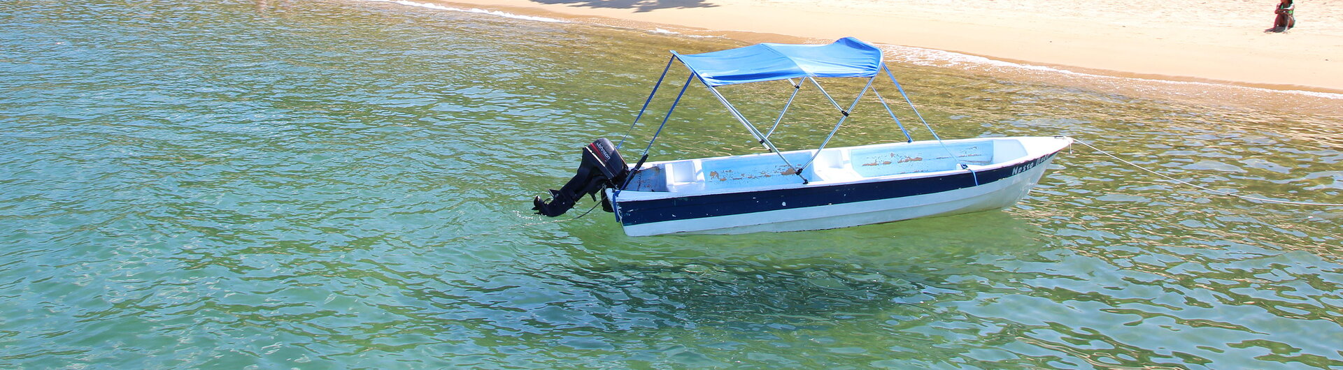 Kleines Boot, das ruhig im Wasser vor der Küste von Ilha Grande, Brasilien