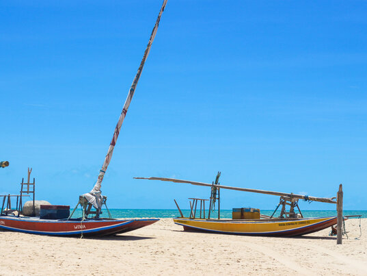 Boote am Strand von Aquiraz in Brasilien