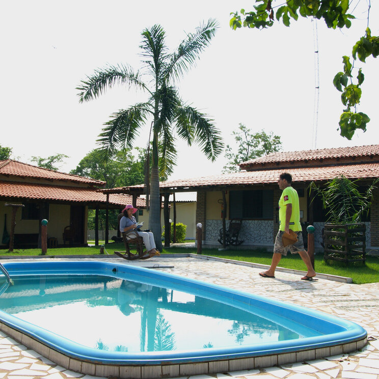 Gemütlicher Außenbereich mit Pool und tropischer Gartenlandschaft im Hotel UeSo Pantanal, Brasilien.