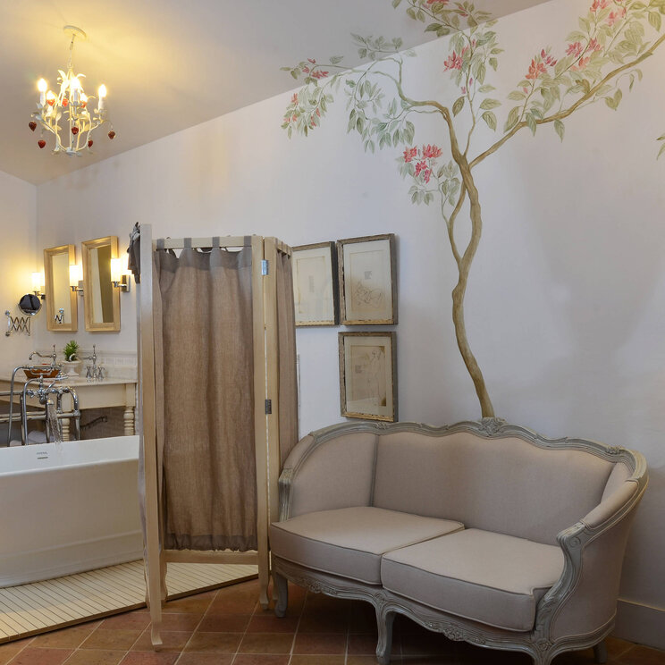 Badezimmer mit Wanne und Sofa im Master room des Hotels Vila da Santa