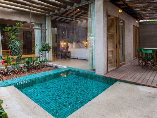 Kleiner privater Pool im Innenhof vor einer verglasten Hotelsuite im Hotel de Lençóis, Brasilien.