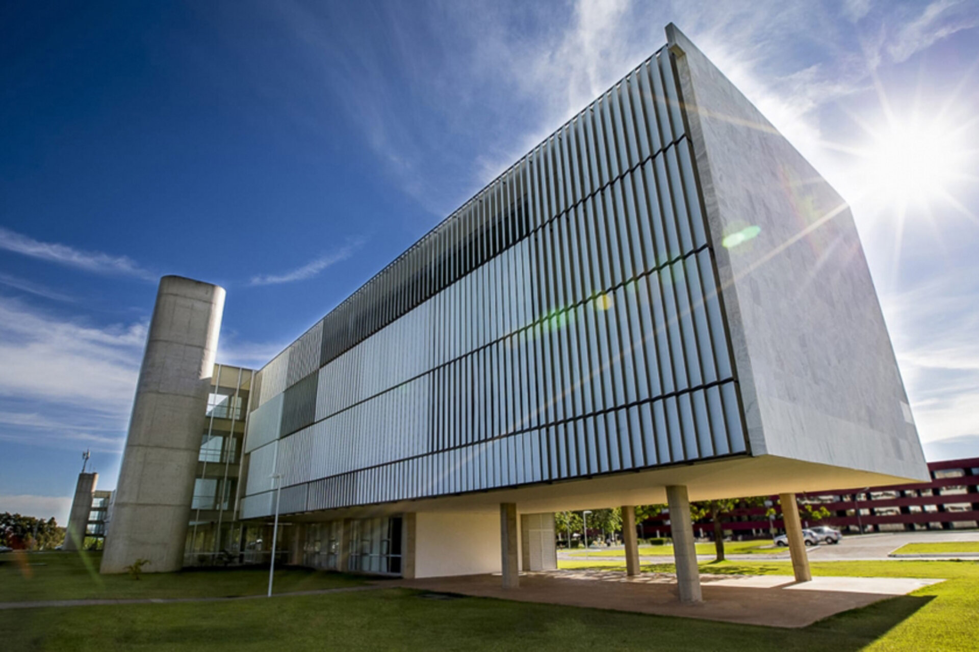 Moderne Architektur und Fassade des Brasilia Palace Hotels von Oscar Niemeyer in Brasília, Brasilien.