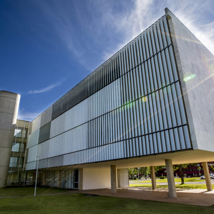 Moderne Architektur und Fassade des Brasilia Palace Hotels von Oscar Niemeyer in Brasília, Brasilien.