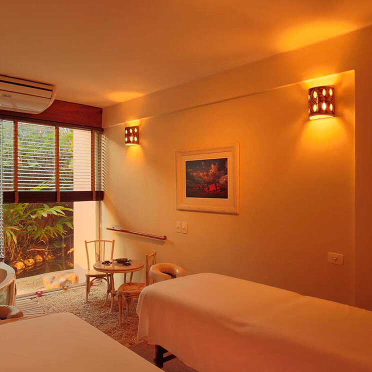 Wellnessraum mit Massageliegen und Whirlpool im Manary in Natal, Brasilien.