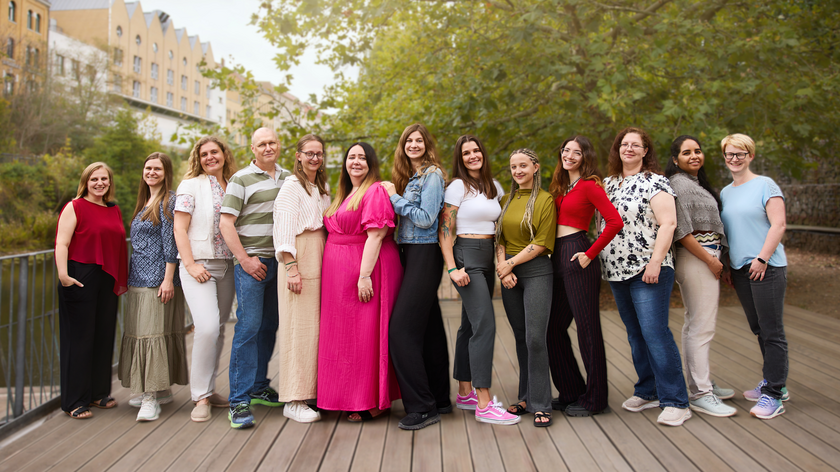 Gruppenfoto der Mitarbeiter von Gateway Brazil und Gateway Lateinamerika vor dem Karl-Heine-Kanal in Leipzig, Sachsen.