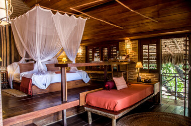 Vila Kalango Jericoacoara: Zimmer mit Himmelbett unter Moskitonetz, Holzinterieur und Tagesbett in Brasilien.