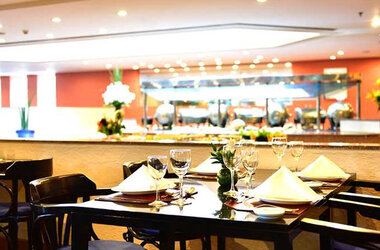 Gedeckter Tisch mit Weingläsern und weißer Serviette im Hotelrestaurant des Pestana Sao Paulo in Brasilien.