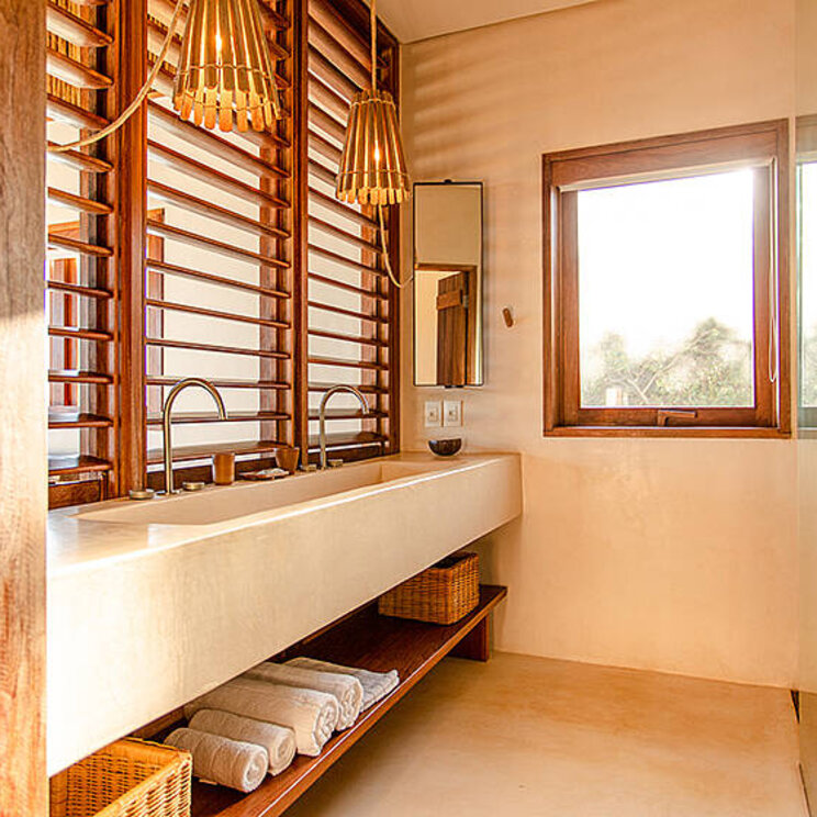 Badezimmer der Master Suite im Hotel Villa Mandi in Jericoacoara, Brasilien, mit modernen Einrichtungen und natürlichem Licht.