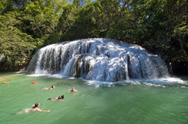 Wasserfall mit Naturbecken bei Bonito