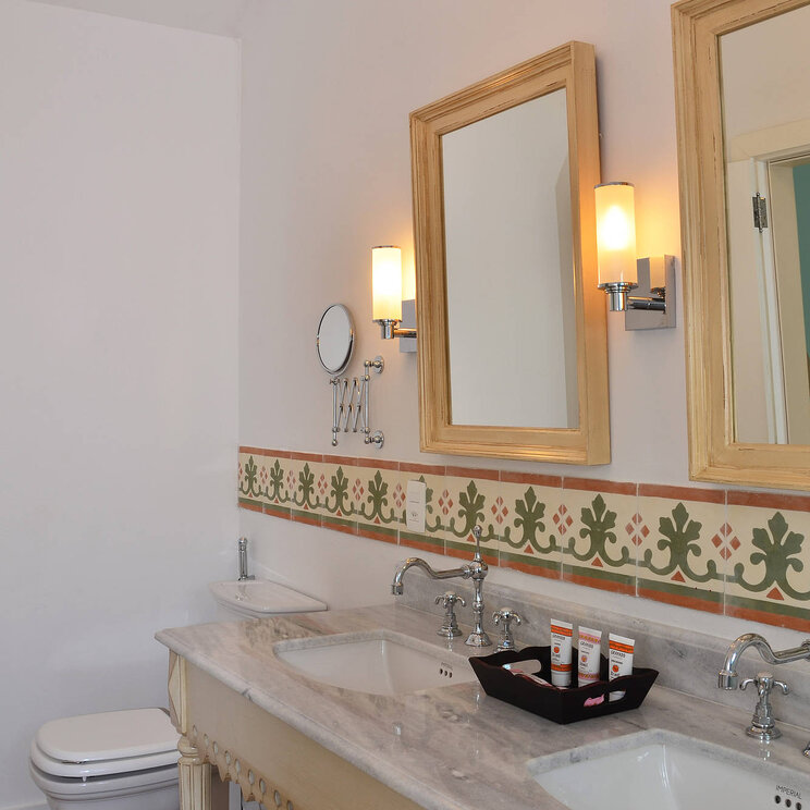 Zum Luxuszimmer gehöriges Bad im Hotel Vila da Santa