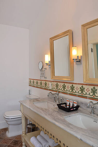 Zum Luxuszimmer gehöriges Bad im Hotel Vila da Santa