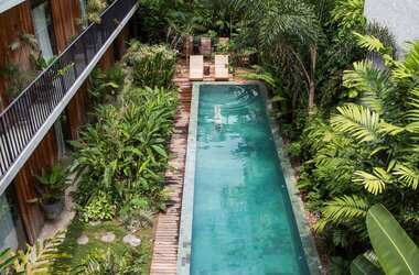 Blick von oben auf den schmalen Aussenpool inmitten tropischer Pflanzen bei der Villa Amazonia in Manaus.