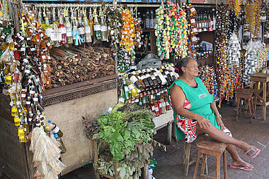 Verkäuferin vor ihrem Stand auf dem Ver-o-peso-Markt