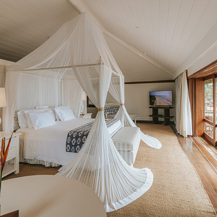 Suite mit Himmelbett und Moskitonetz in der Pousada Tutabel bei Trancoso im Bundesstaat Bahia in Brasilien.