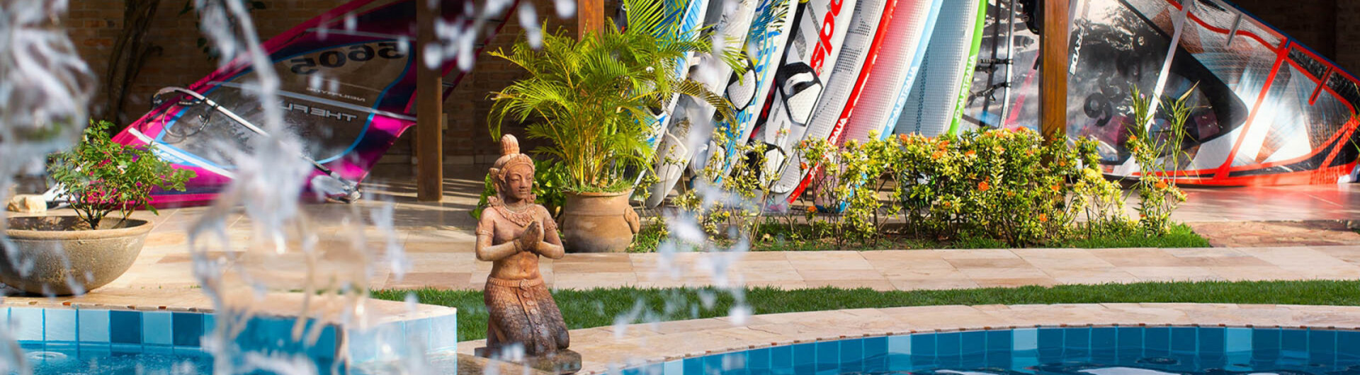 Swimmingpool mit Wasserfall und Aufbewahrungsunterstand für Windsurf-Boards in der Pousada Jeribá, Jericoacoara.