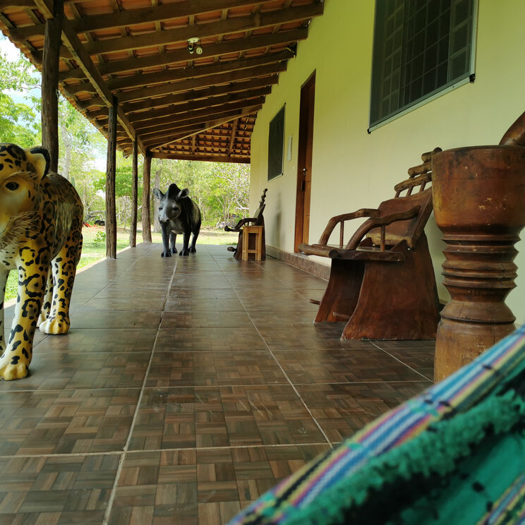 Mit Tieren und Mosaiken bunt verzierten Bungalow im Hotel UeSo Pantanal, Brasilien.