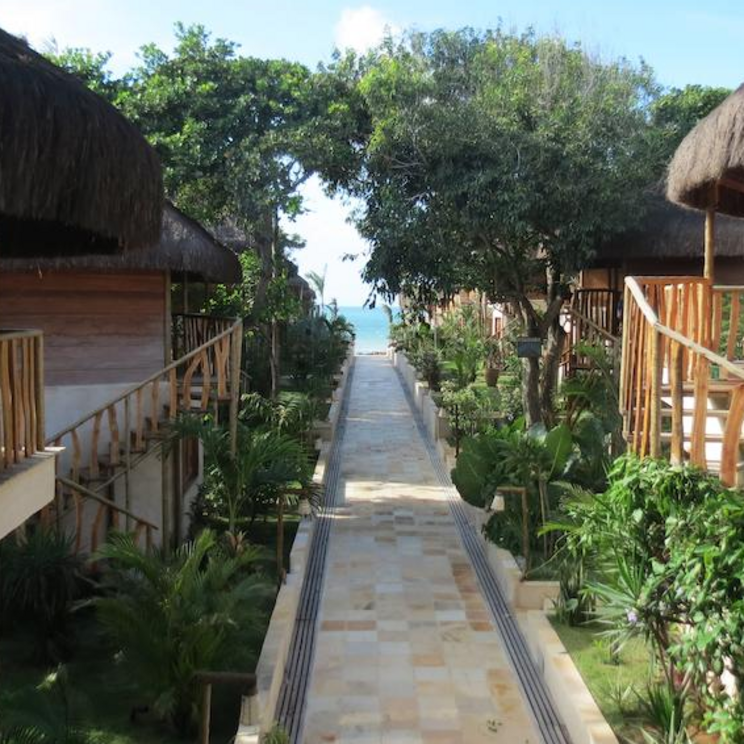Das Hurricane Hotel in Jericoacoara besticht durch seine charmanten Bungalows mit Strohdächern, die von üppigem Grün umgeben sind und eine direkte Sicht auf das Meer bieten.