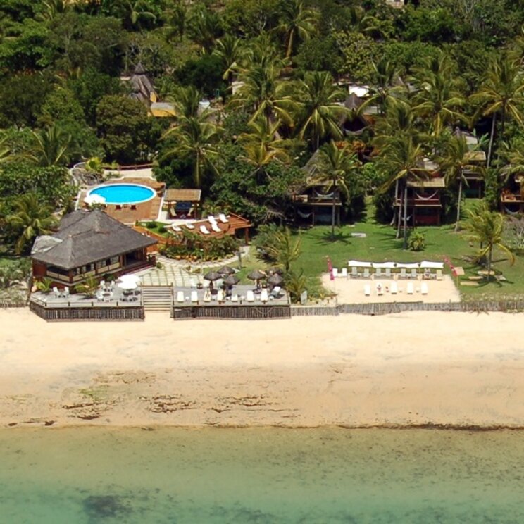 Luftaufnahme der Pousada Pitinga in Porto Seguro, Brasilien, mit direktem Strandzugang, Pool und umgeben von tropischen Palmen.