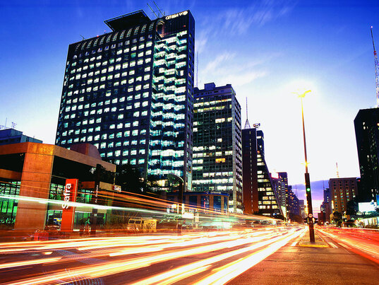 Die Avenida Paulista in São Paulo bei Dämmerung