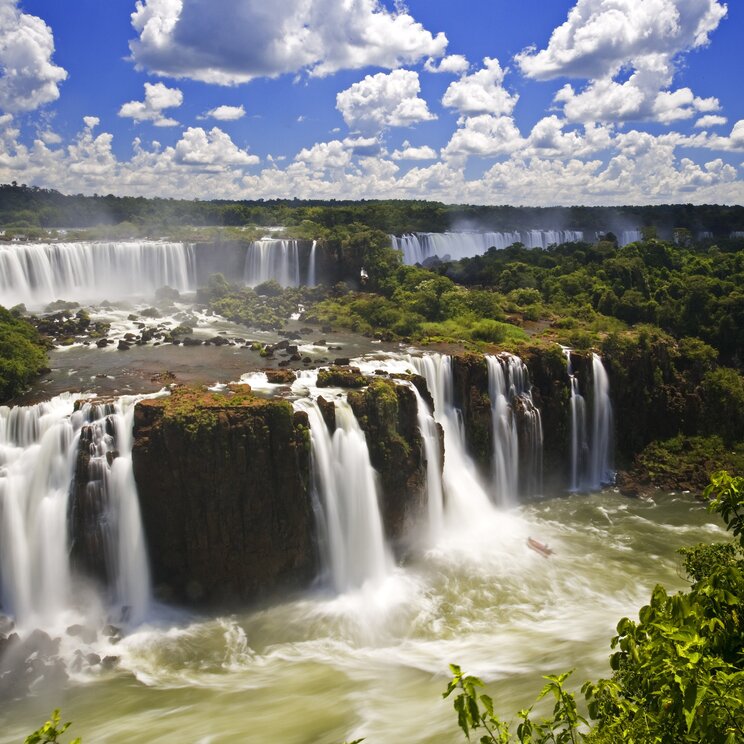 Zwei Stufen der Iguazu Fälle