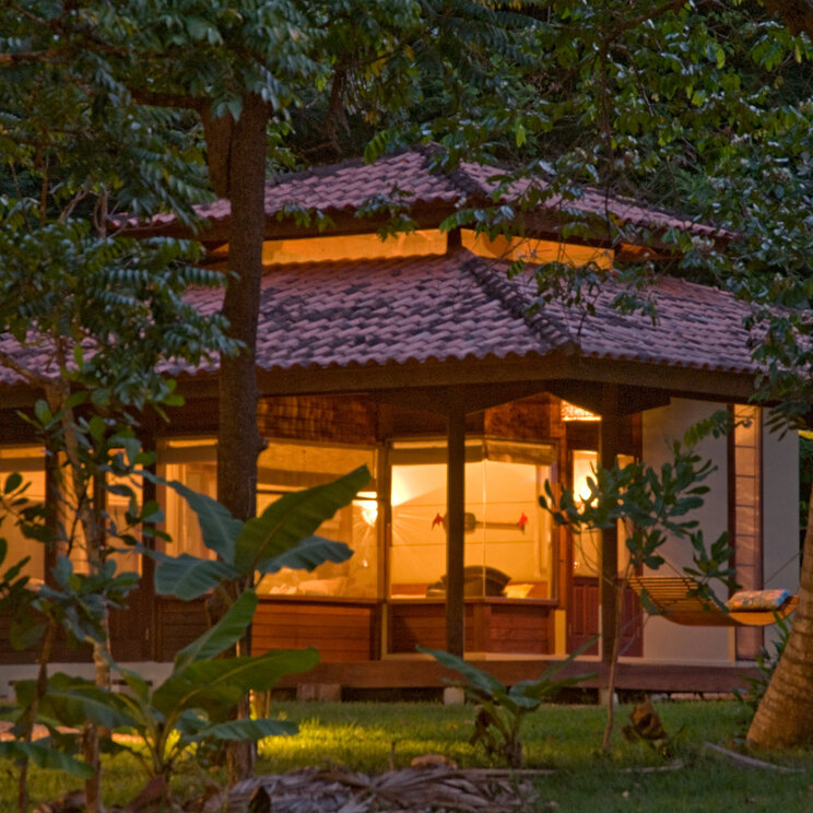 Der Bungalow der Cristalino Jungle Lodge ist stilvoll im Dschungel eingebettet mit atemberaubenden Blick auf die umgebende tropische Landschaft des Amazonas.