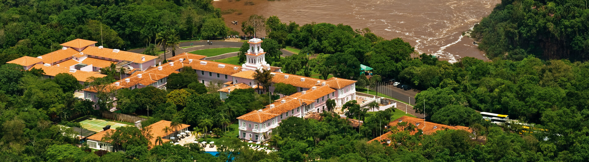 Luftaufnahme des Hotel das Cataratas im Dschungel direkt vor den Iguacu-Wasserfaellen in Foz do Iguacu, Brasilien.