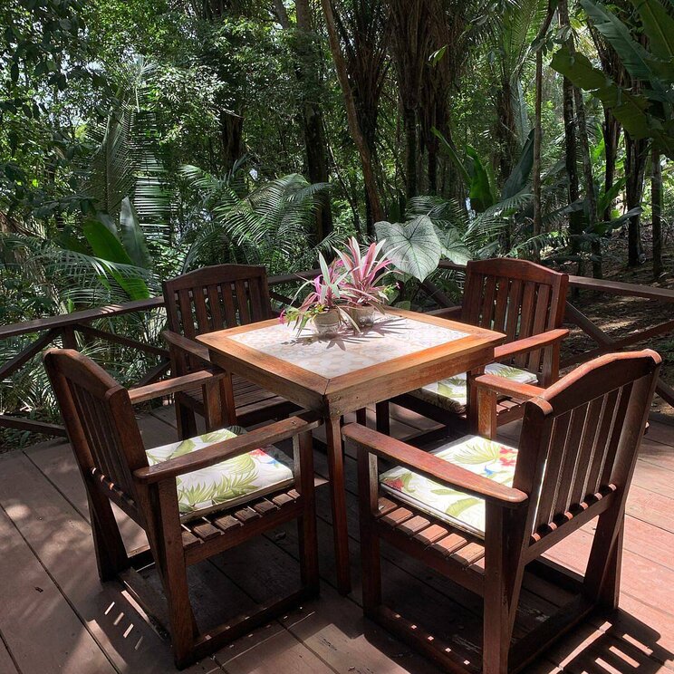 Essbereich im Außenbereich der Amazon Premium Lodge im Amazonas, Brasilien, umgeben von Dschungelvegetation.