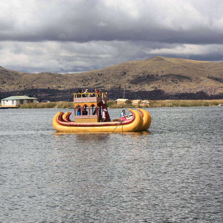 Mit dem Boot aus Schilf über den Titicacasee