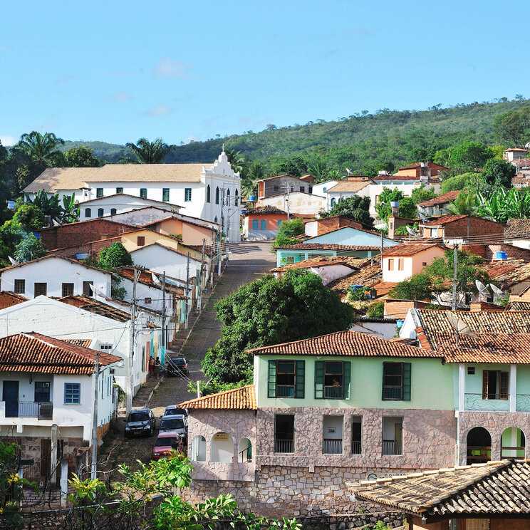 Die charmante Stadt Lençóis in der Chapada Diamantina, Brasilien, mit ihren kolonialen Gebäuden und gepflasterten Straßen, eingebettet in eine grüne Hügellandschaft.