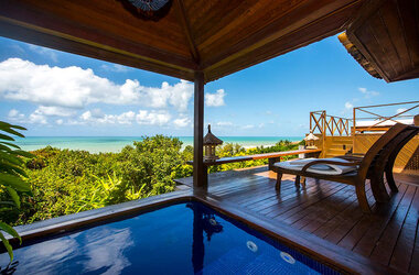 Überdachter Balkon mit privatem Pool, Sonnenliegen und Panoramablick auf den Ozean.