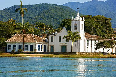 Weiße Kirche in Paraty in Brasilien