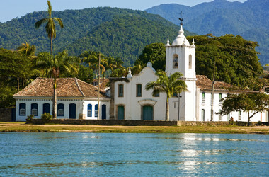 Weiße Kirche in Paraty in Brasilien