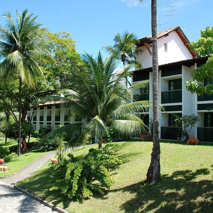 Die großzügige Anlage des Hotels Sete Colinas in Recife, umgeben von Palmen