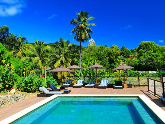 Pool mit Liegestühlen und Schirmen in der Pousada do Vale auf Fernanda de Noronha