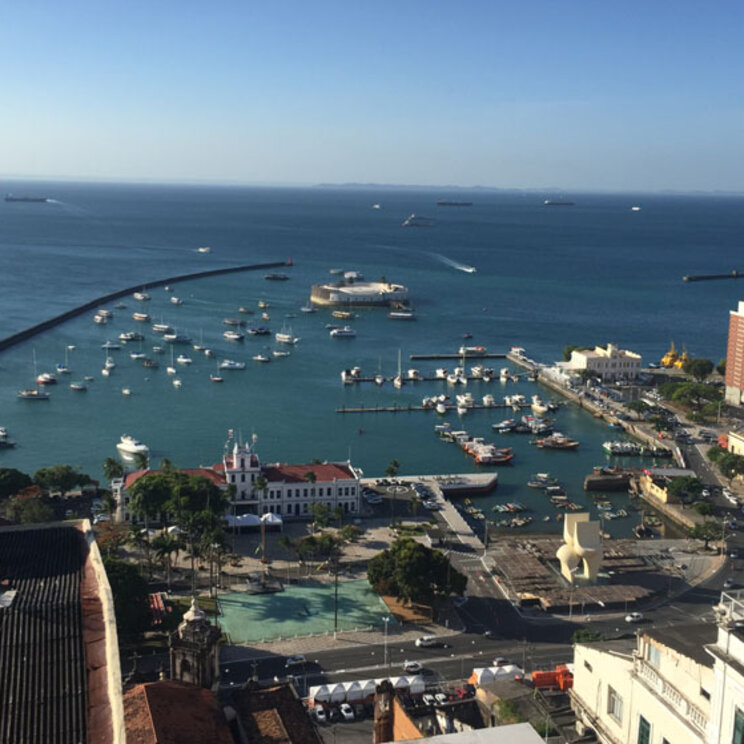 Luftaufnahme vom Hafenbecken in Salvador da Bahia mit zahlreichen Booten und historischen Gebäuden am Ufer.