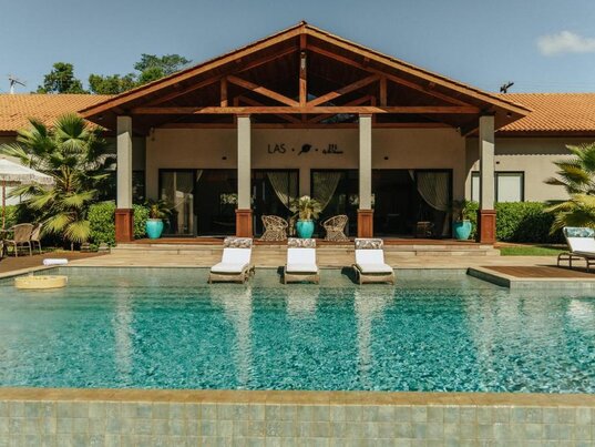 Einladender Außenbereich mit großem Pool und Terrasse im Las Hotel Boutique in Foz do Iguaçu, Brasilien.