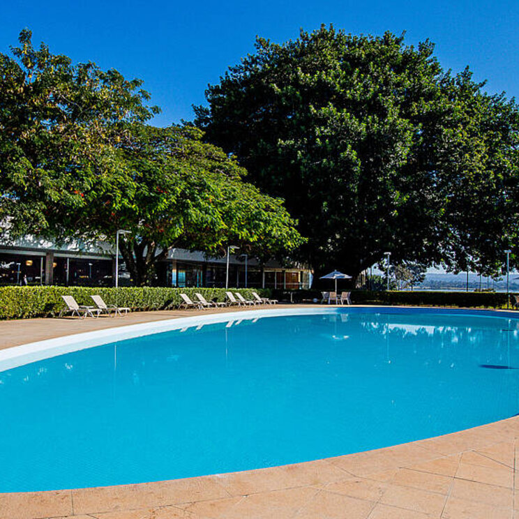 Ovaler Pool entworfen von Oscar Niemeyer im Hotel Brasilia Palace, Brasilia