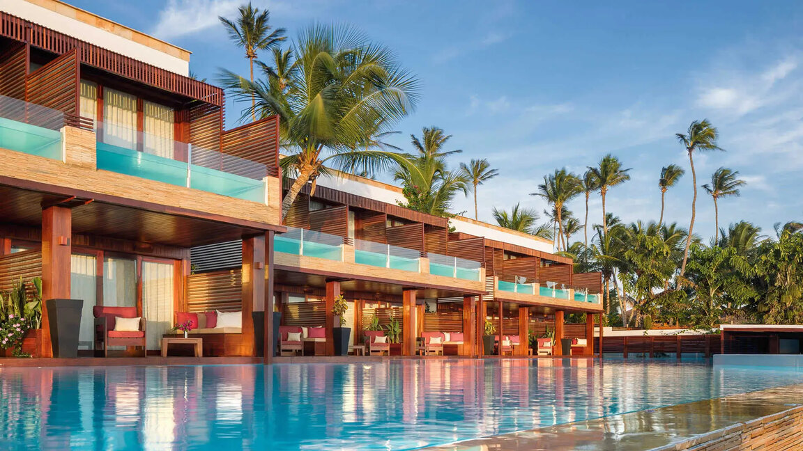 Außenansicht des Essenza Hotels in Jericoacoara, Brasilien, mit seiner modernen Architektur, den privaten Pools und einer idyllischen Lage und großem Pool, umgeben von Palmen.