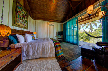 Zimmer im Casa dos Arandis mit Blick auf die Veranda mit Hängematte
