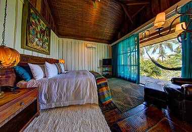 Zimmer im Casa dos Arandis mit Blick auf die Veranda mit Hängematte