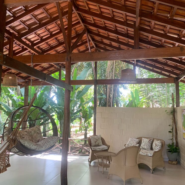 Veranda der Amazon Premium Lodge im Amazonas, Brasilien, mit Sitzgelegenheiten und Blick auf die umgebende Natur.