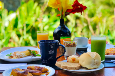 Frühstück mit Brot, Brötchen, Gebäck, Pfannkuchen, Kaffee, Joghurt und Säften in der Pousada do Vale