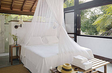 Bett einer Suite im Hotel O Sitío auf der Ilha Grande