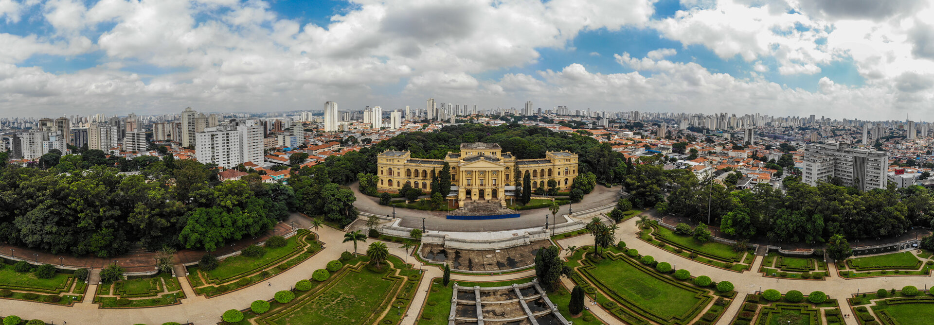 Luftaufnahme des Museu do Ipiranga mit seinen symmetrischen Gartenanlagen und Springbrunnen in São Paulo, Brasilien.