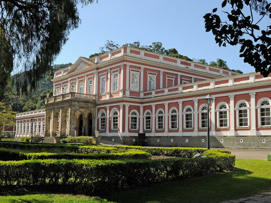 Palácio de Cristal in Petrópolis, Brasilien, ein historisches Gebäude umgeben von gepflegten Gärten.